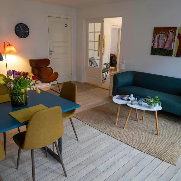 Hyggelig byhus i stueplan med solrig gårdhave, hotell i Oure