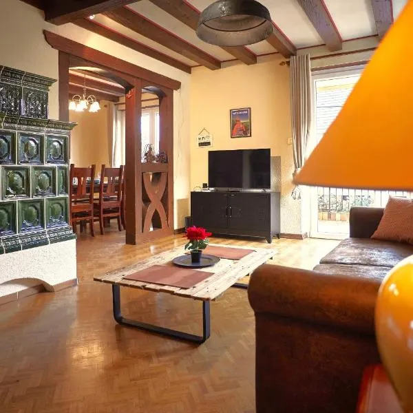 Maison 140m2 au calme - Beau jardin - à 15mn à pied du Centre-ville de COLMAR, hotel v destinácii Colmar