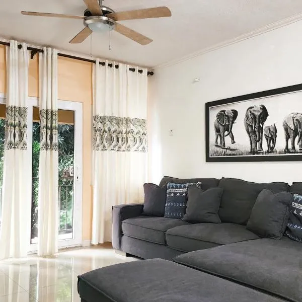 Central Upscale New Kingston Apt with pool, hotel in Kingston