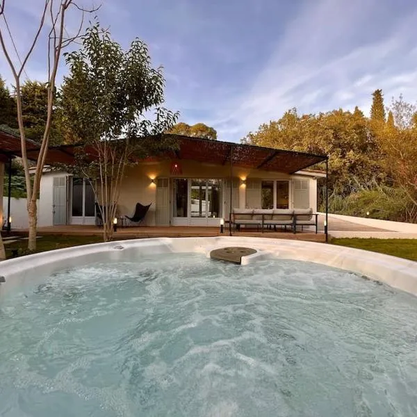 Cottage chaleureux avec jacuzzi en pleine nature, hotel in Grasse