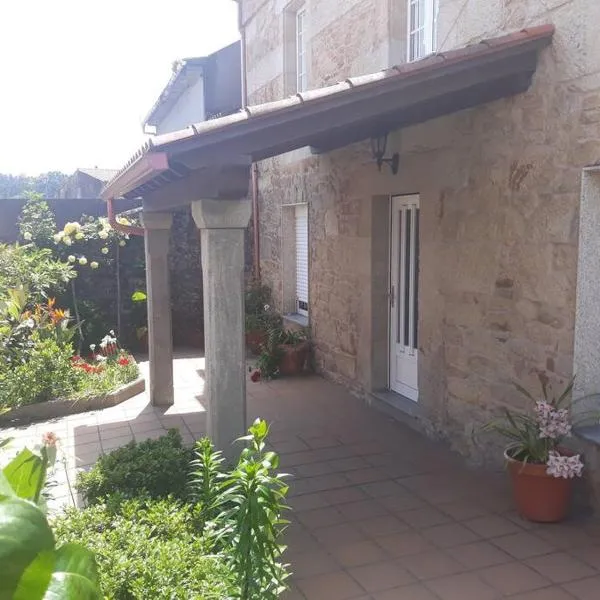 Casa descanso en familia junto a la playa y rio, hotel in Rianjo