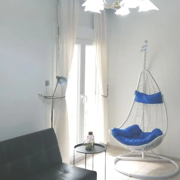 Blue swing chair apartment, hotel i Peraia