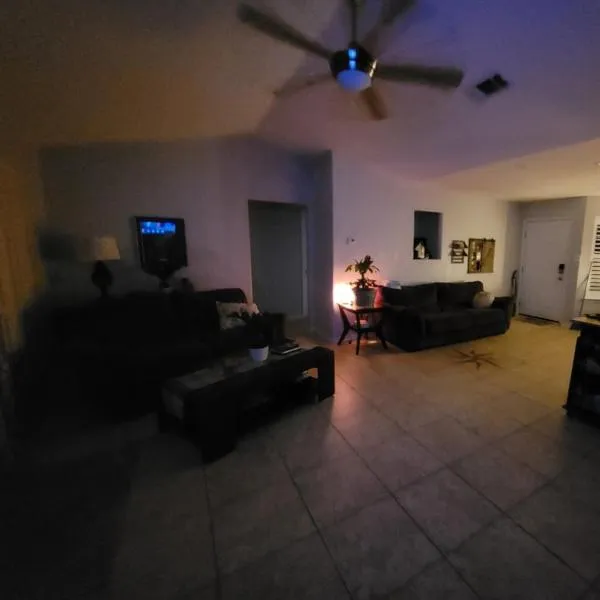 Bedroom Four minutes from beach, hotel in Pensacola