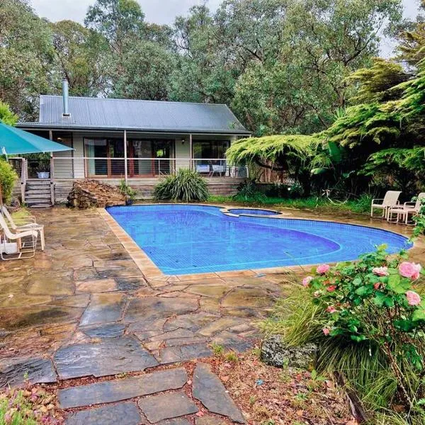 A Lovely Pool House in Forest, hótel í Wonga Park