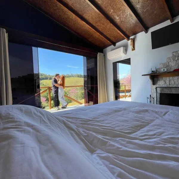 Chalés Mil Mudas da Mantiqueira - Hidro dupla, lareira interna e vista espetacular, hotel in Santo Antônio do Pinhal