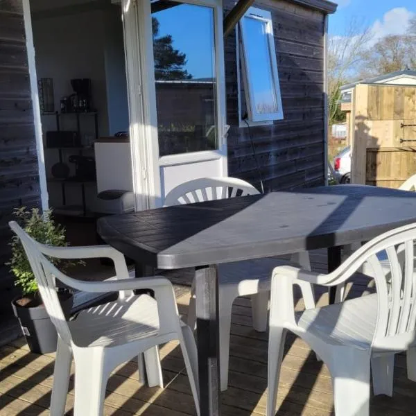 LE RHUYS, mobil home, plage 600 m, linge et ménage non inclus, готель у місті Сарзо