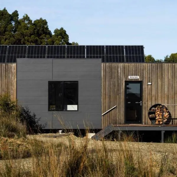 Devil's Lair, self-contained eco cabin at McHenry Distillery & Brewery, hotel u gradu Port Artur