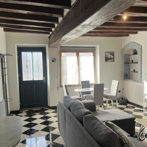 Stunning 2 bedroom townhouse in pretty village, hotel di Paulnay