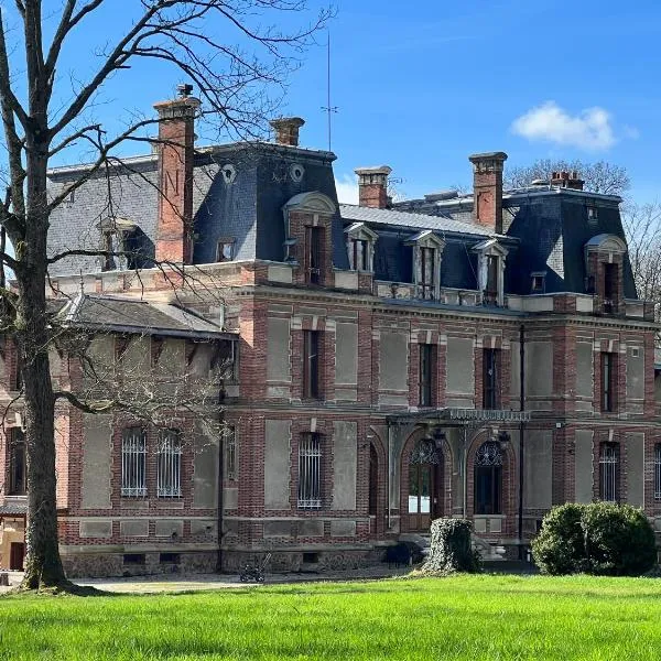 Château de Crènille โรงแรมในฟงต์เนย์-เตรซิญี