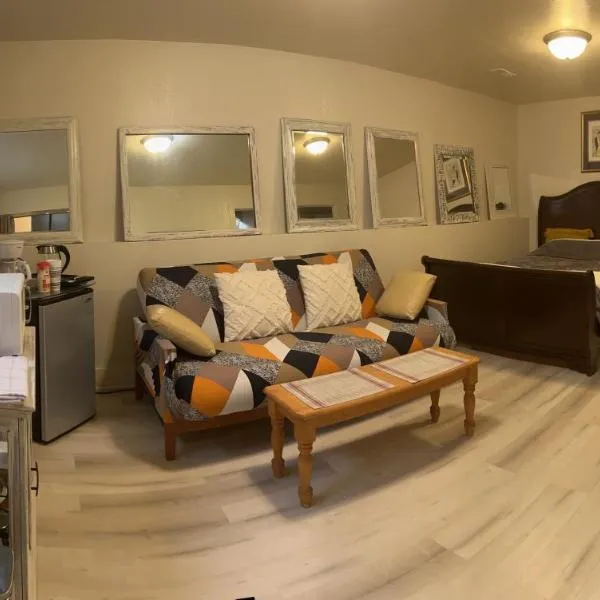 West Side Grand Rapids 2 room apartment close to everything, hotel in Grand Rapids