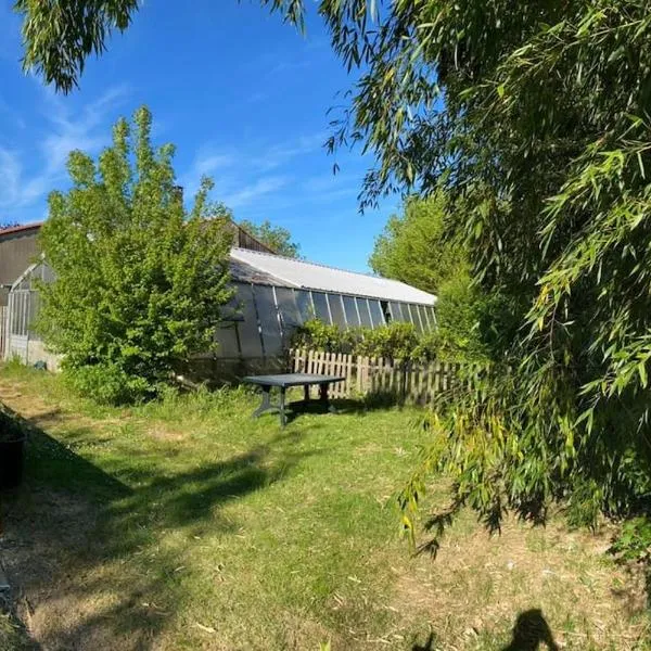 Gîte au cœur du Marais mouillé (2 à 4 pers - 60m²), hotel in Coulon