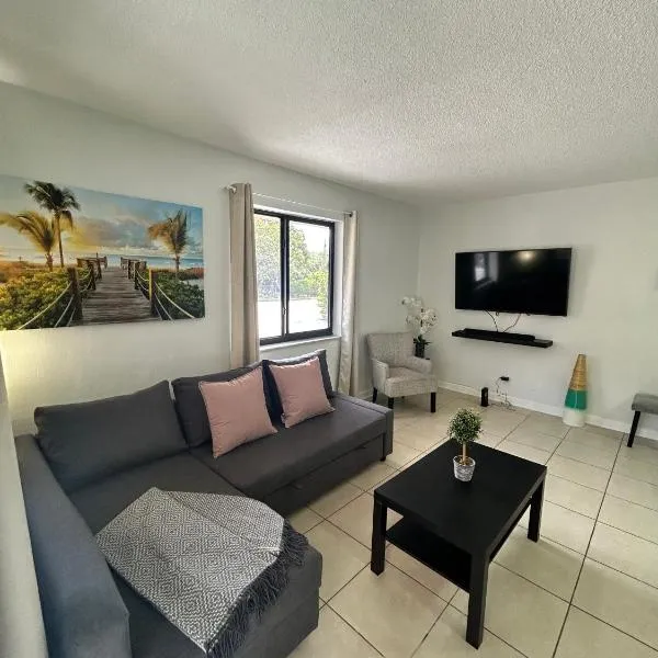 Apartment in Hollywood close to shops & beach 110, hotel in Hollywood