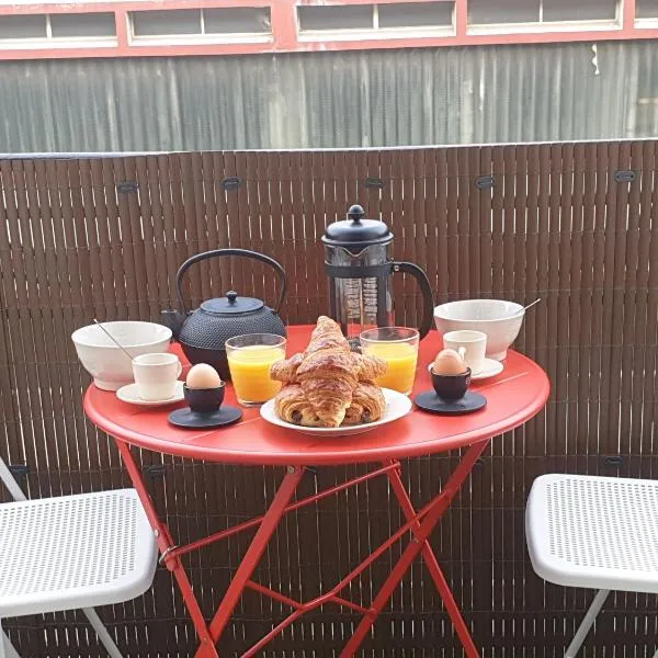 Amazing apartment a stone's throw from the City of Lights - Paris, hotel in Clichy