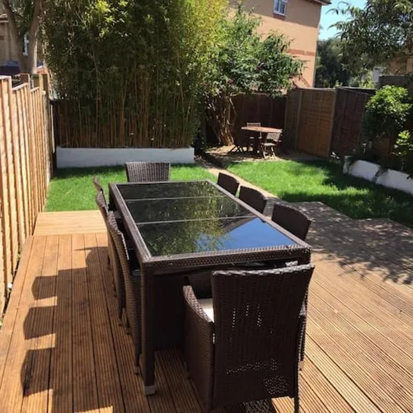Spacious 5 Large Bedroom Victorian House - Beach 2 Miles, hotel in Parkstone
