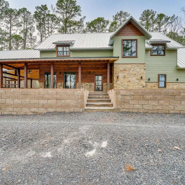 Grand Broken Bow Cabin with Hot Tub and Spacious Deck! โรงแรมในโบรคเคนโบว์