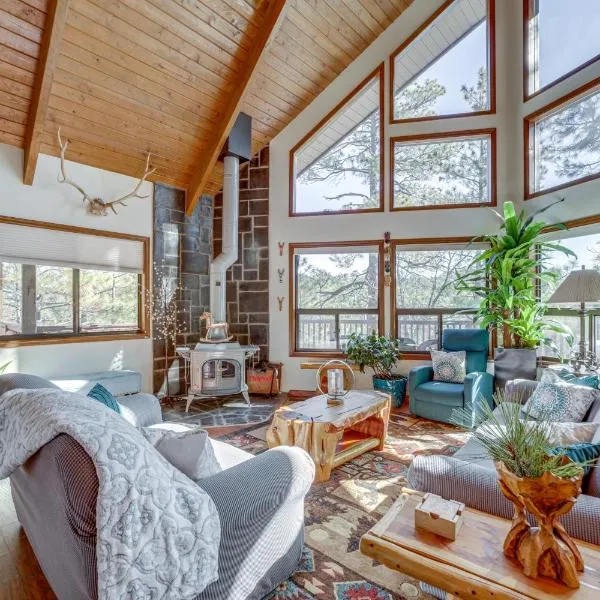 Deck & Scenic Views: Munds Park Cabin!, hotel di Munds Park