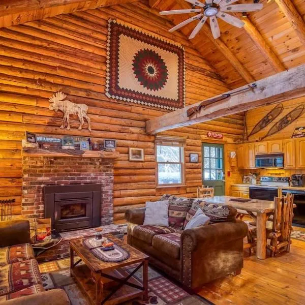 Family-Focused & Pet-Friendly Log Cabin with 4BR 2BA Sleeps 10, hotel in Bethlehem