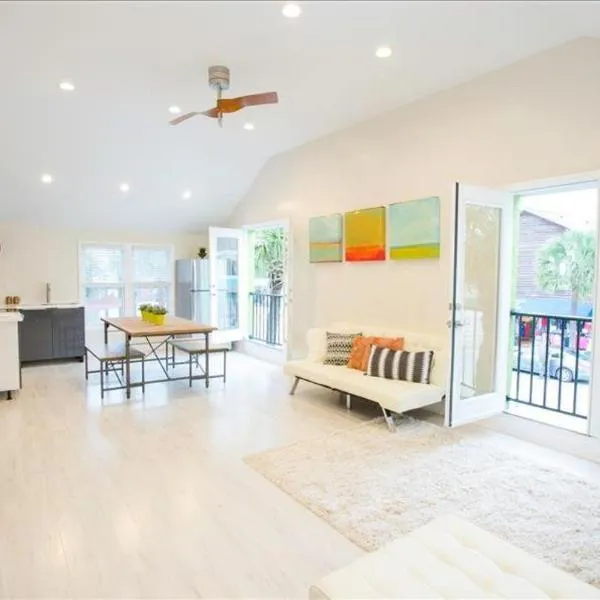 Palms Luxe- 1 BLOCK FROM BEACH ON CENTER ST, hotell sihtkohas Folly Beach