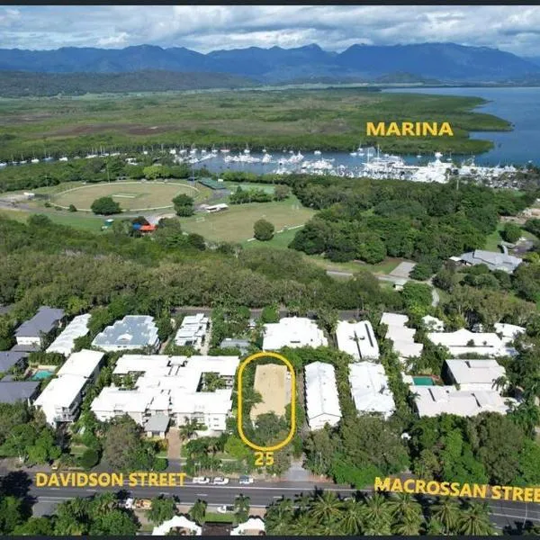 Central Port Douglas Apartment, Walk to Beach - Casuarina Court, hotel en Port Douglas