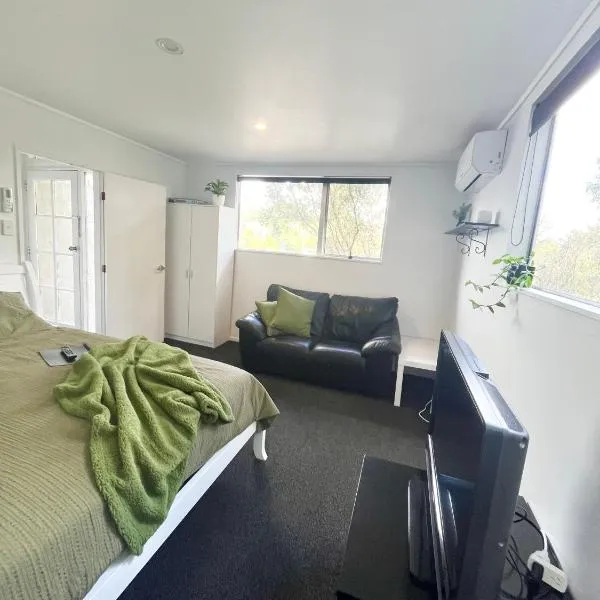 Double Bedroom with Private Bathroom, hotel in Pukerua Bay