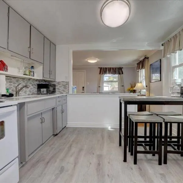 Comfy bungalow and fast Wi-Fi!, hotel en Arvada