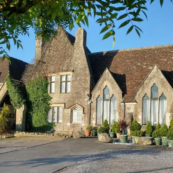 Schoolhouse Restaurant and Hotel, hotel in Lyneham