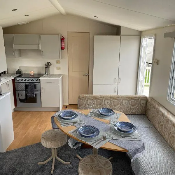 Whitstable 2 bed Fully Fitted Seaside Caravan, hotel v destinaci Seasalter