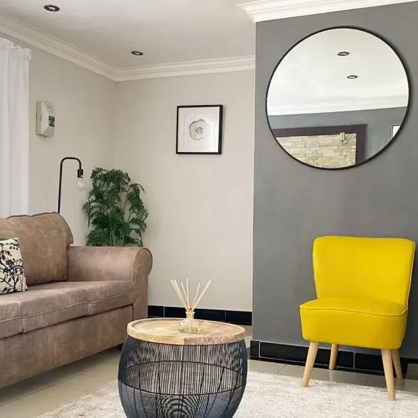 Gorgeous 2-Bedroom apartment, hotel in Secunda