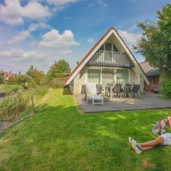 6 Pers - Holiday home with sunny terrace by a typical Dutch canal, hotel in Anjum