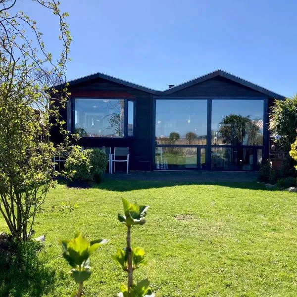 6 pers House Marijke with winter garden and direct access to the Lauwersmeer, hotel in Anjum