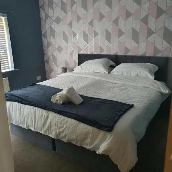 Double Bedroom 96GLC Greater Manchester, hotel in Middleton