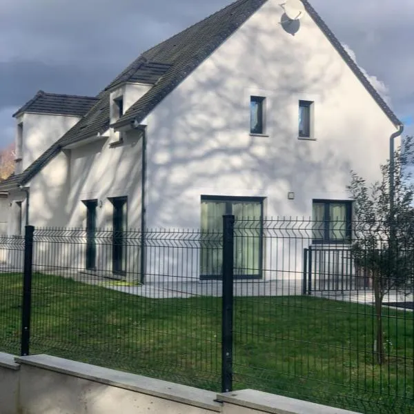 Maison récente très spacieuse, hotel in Forges-les-Bains