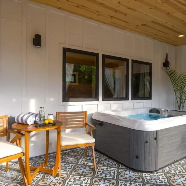 Petit Paradis Studio with hot tub, hotel in Fredericksburg
