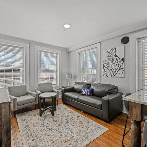 Stylish Loft Steps Away from Main Street, hotel Conwayben