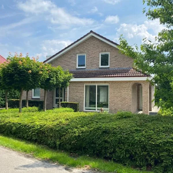 Big Family villa 12p big garden with bathtub and jacuzzi, hotel in Zeewolde
