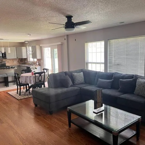 A spacious and warm house, hotel v destinaci Fuquay-Varina