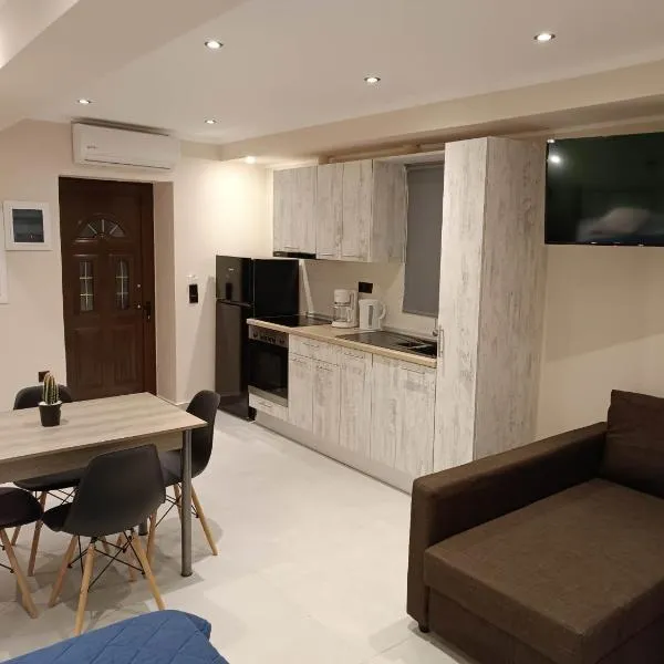 Newly renovated apartment next to the port, hotel v destinaci Mantoúkion