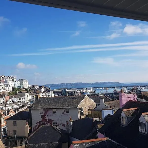 Stunning Penthouse views to harbour with parking., hotel in Brixham
