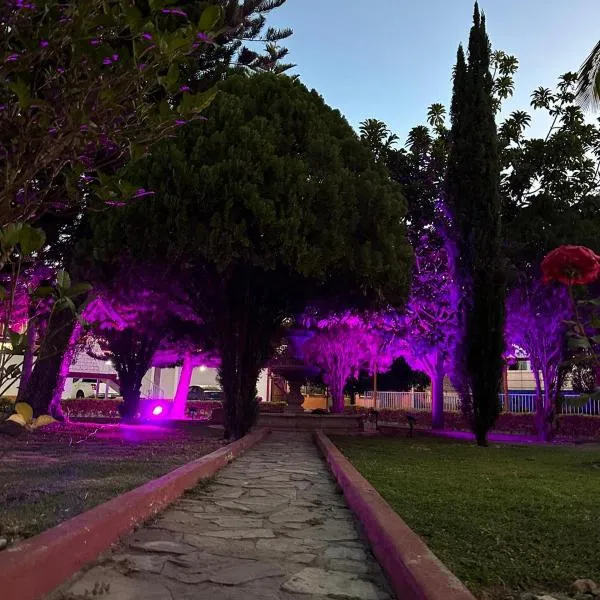 HOTEL CUATRO CAMINOS, hotel v destinaci Etzatlán