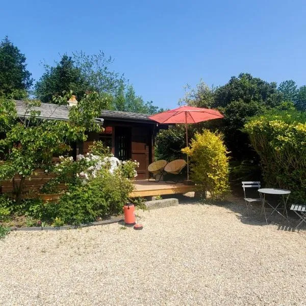 Chalet en pleine nature au bord d'un étang, hotel i Lanvallay