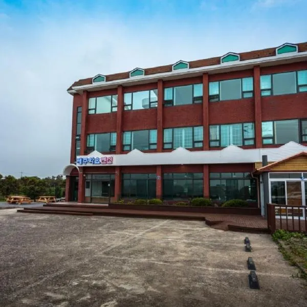 Jeju Wayo Pension, hotel in Hamdŏng-ni