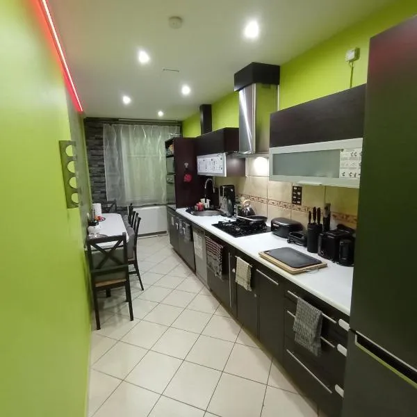 APARTAMENT VENGE -CAŁE MIESZKANIE 46m2 NA WYŁĄCZNOŚĆ - Z JEDNĄ SYPIALNIĄ I JEDNYM SYPIALNO-SALONEM -3 PIĘTRO BEZ WINDY- REZERWACJA BEZ KARTY KREDYTOWEJ-KLIMATYZACJA-NETFLIX-2 ŁÓŻECZKA DZIECIĘCE- BEZPŁATNY PARKING PUBLICZNY, hotel ve Vratislavi