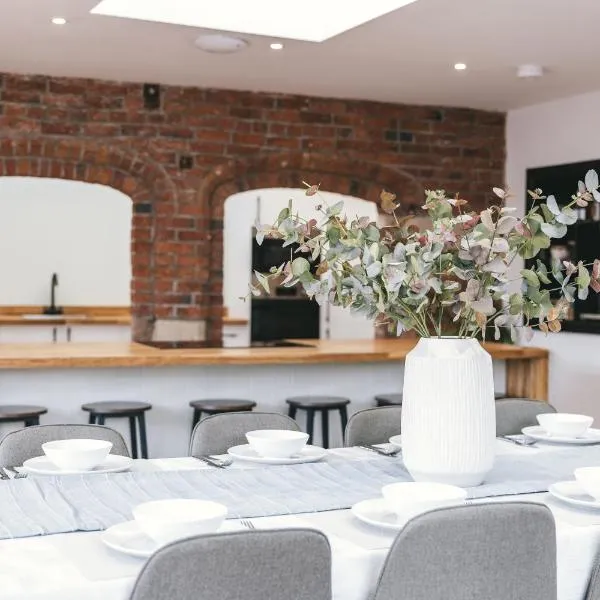 House with a cinema and games room, sleeps 17, hotel a Shrewsbury