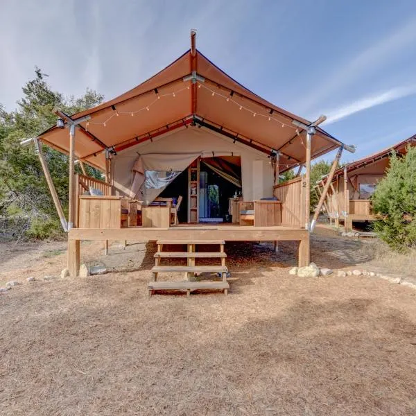 12 Fires Luxury Glamping with Heating #2, hotel v destinaci Johnson City