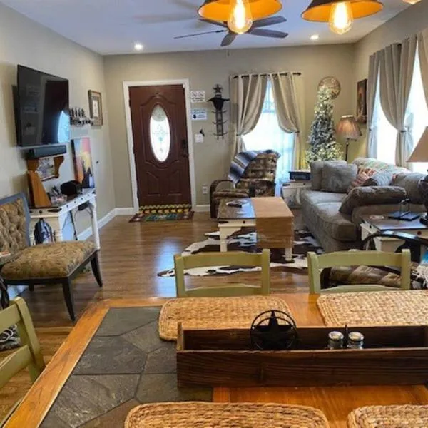 StockYards!-1 block away ! Cowboy Cottage sleeps 9, hotel v destinaci Fort Worth