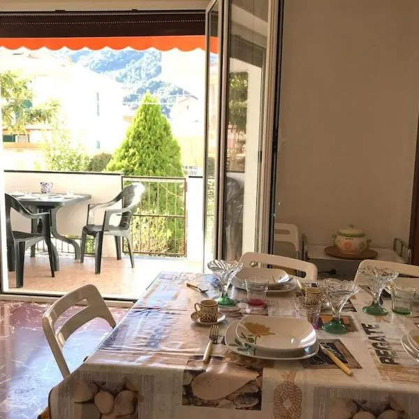 Three rooms close to the sea and services, khách sạn ở Riva Trigoso