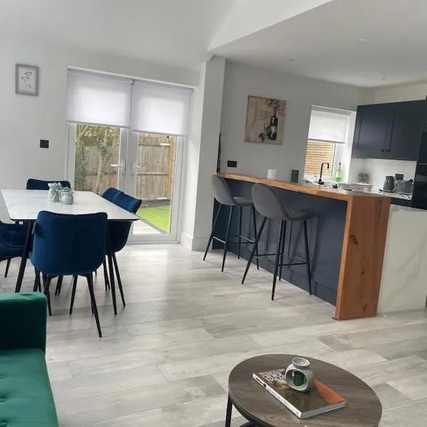 Brand New Big House with garden and free parking, hotel v destinaci Brentford