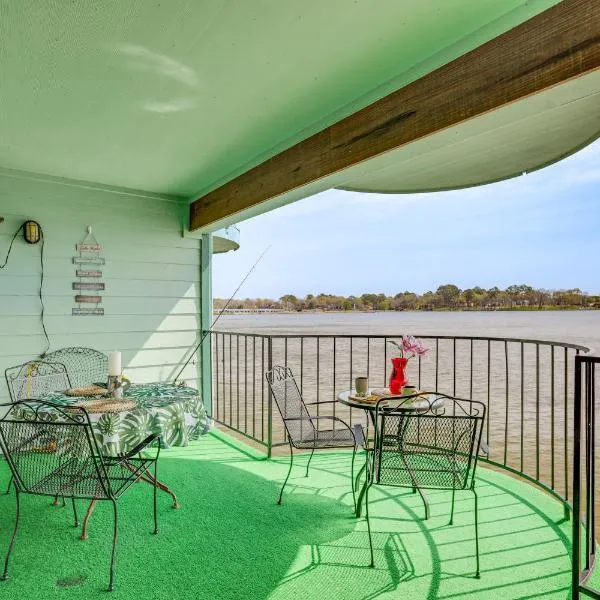 Resort-Style Lake Conroe Retreat with Balcony and View, hotel v destinaci Willis