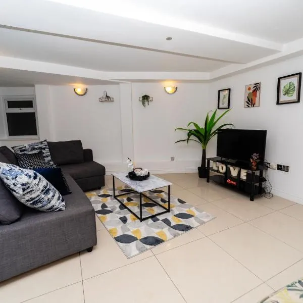 Spacious Flat with Patio & Parking in city centre, hotel in Reading