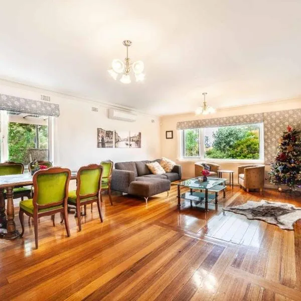 Spacious 3+2BR* house secluded in leafy gardens, hotel en Glen Waverley